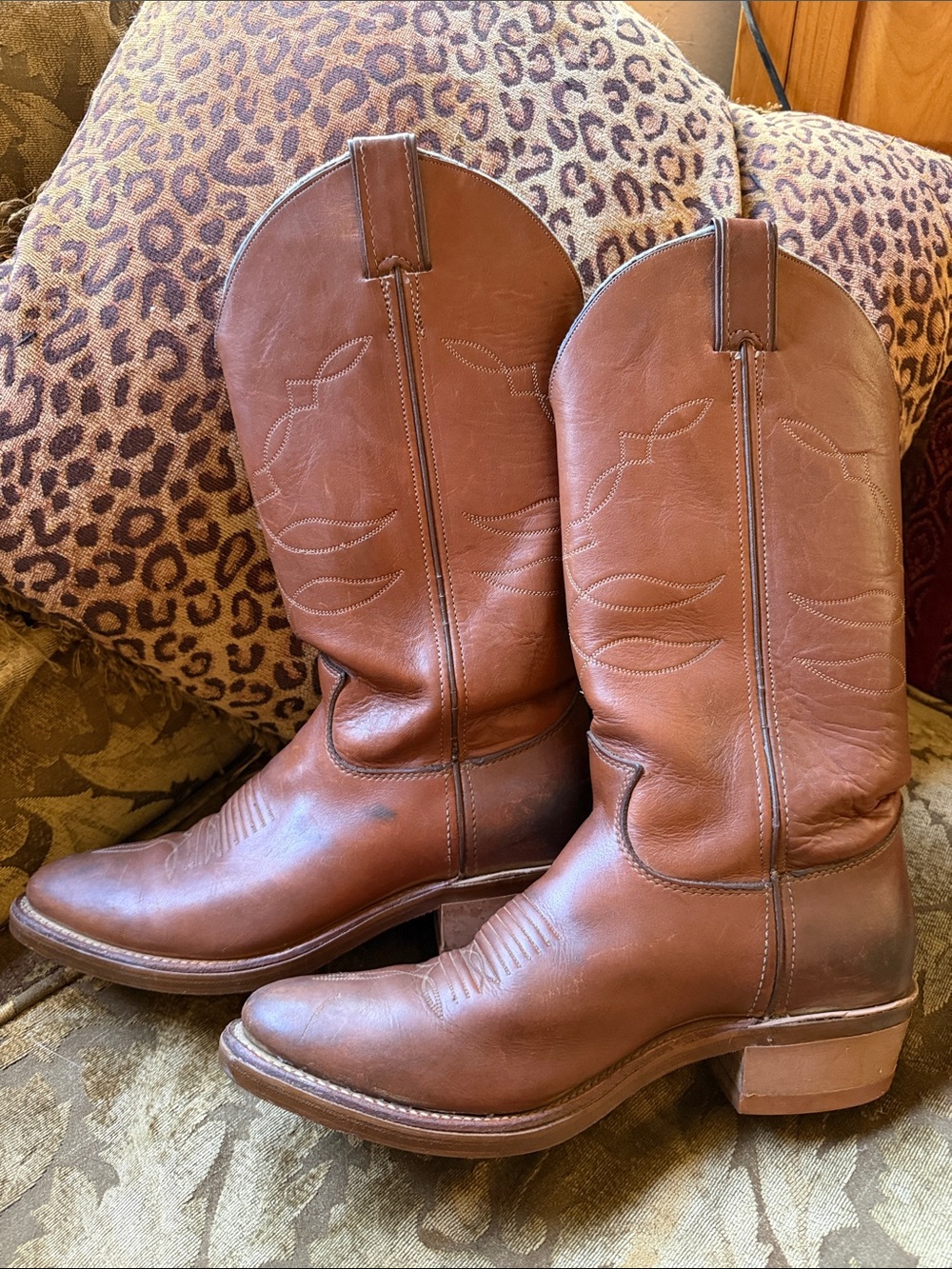 Classic Western Leather Justin Cowgirl Boots - Brown pre-loved and broken in 8D